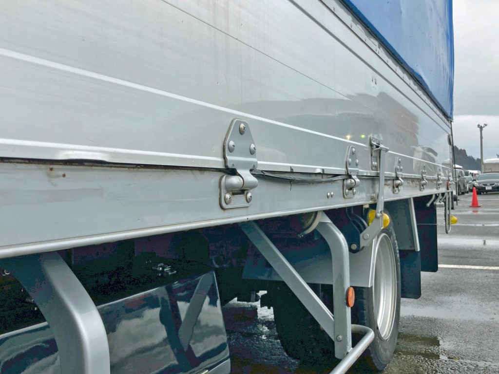 助手席側アオリ下部に少々歪みがあります。|日野 デュトロ TKG-XZU720M(2WD)の写真30