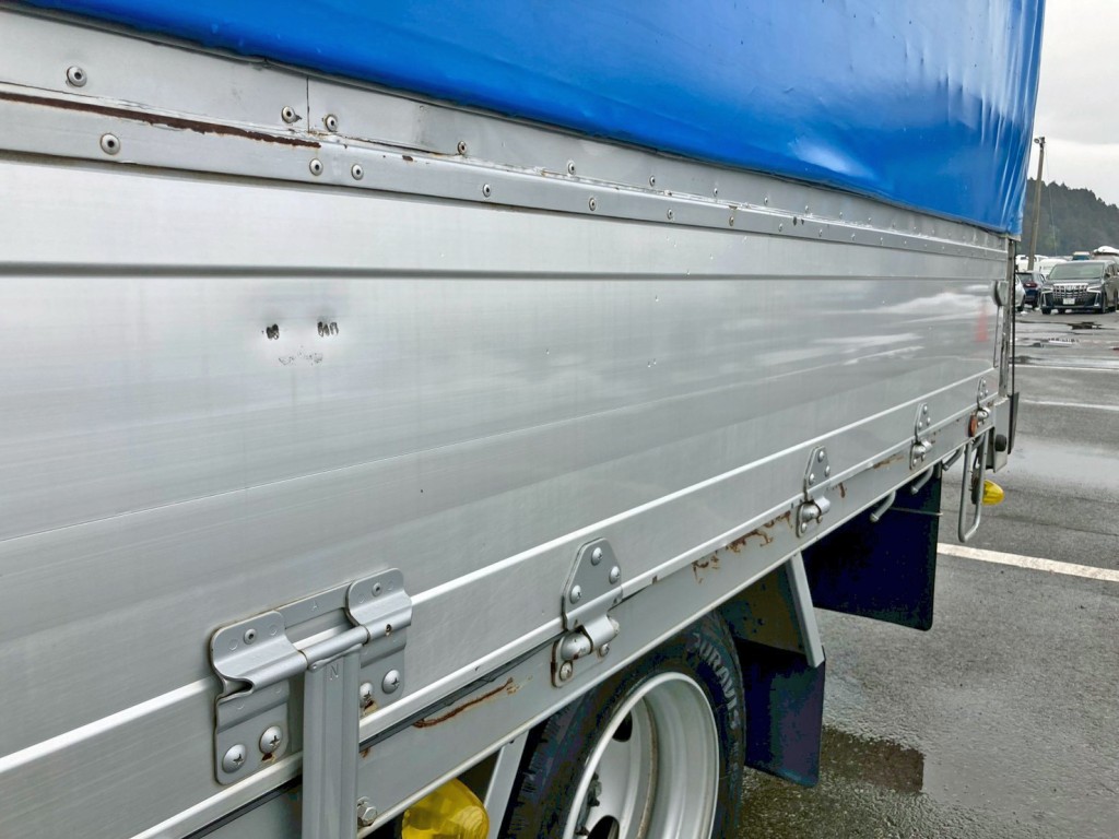 助手席側アオリにヘコミがあります。|日野 デュトロ TKG-XZU720M(2WD)の写真31