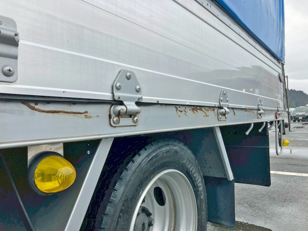 助手席側サイドレール後方に引きキズ・サビがあります。|日野 デュトロ TKG-XZU720M(2WD)の写真32