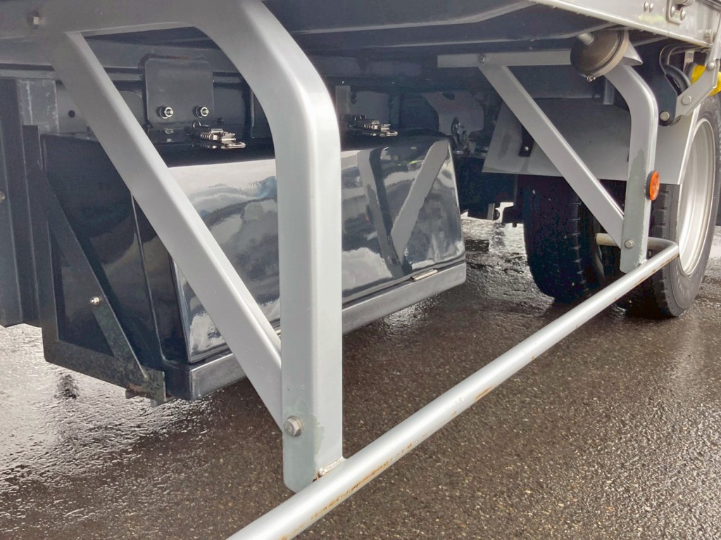 ボディー助手席側中央部に工具箱が付いています。|日野 デュトロ TKG-XZU720M(2WD)の写真33