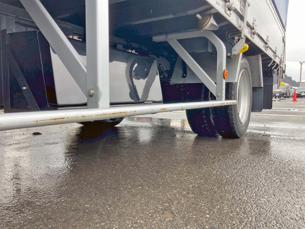 助手席側サイドバンパーに引きキズ・サビがあります。|日野 デュトロ TKG-XZU720M(2WD)の写真34