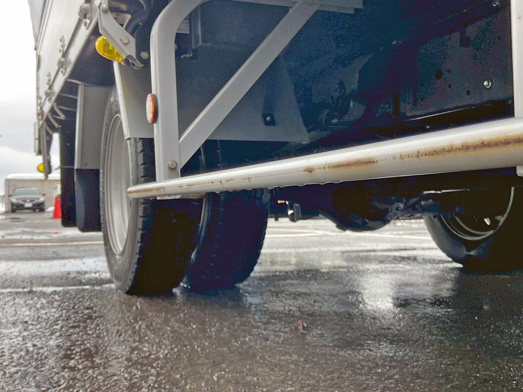 運転席側サイドバンパーに引きキズ・サビがあります。|日野 デュトロ TKG-XZU720M(2WD)の写真35