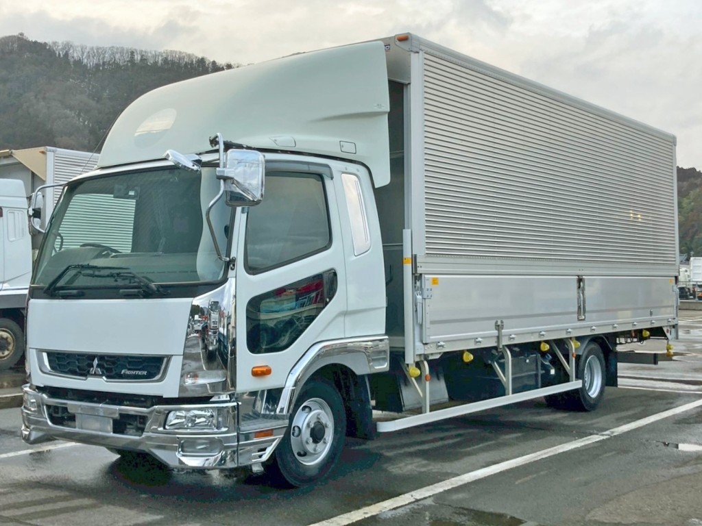 フロント周り、メッキパーツで飾っています。|三菱 ファイター 2KG-FK64F(2WD)の写真1