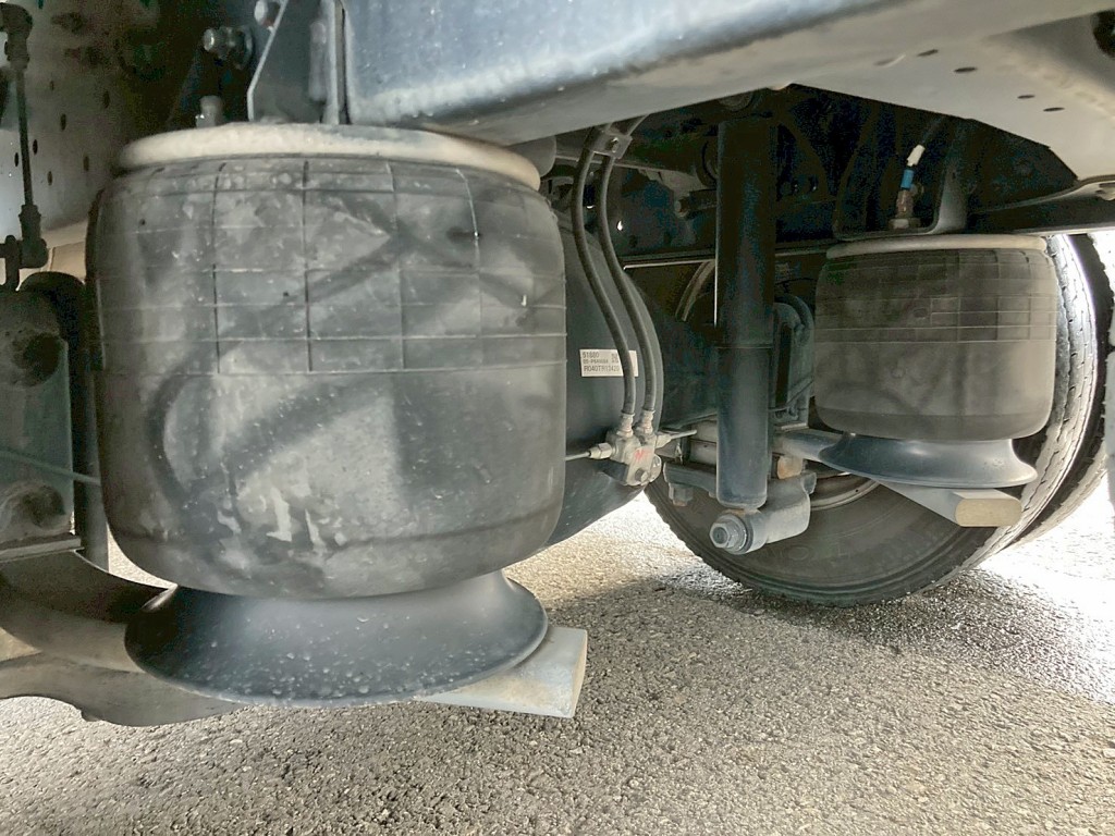 エアサスです。|三菱 ファイター 2KG-FK64F(2WD)の写真5