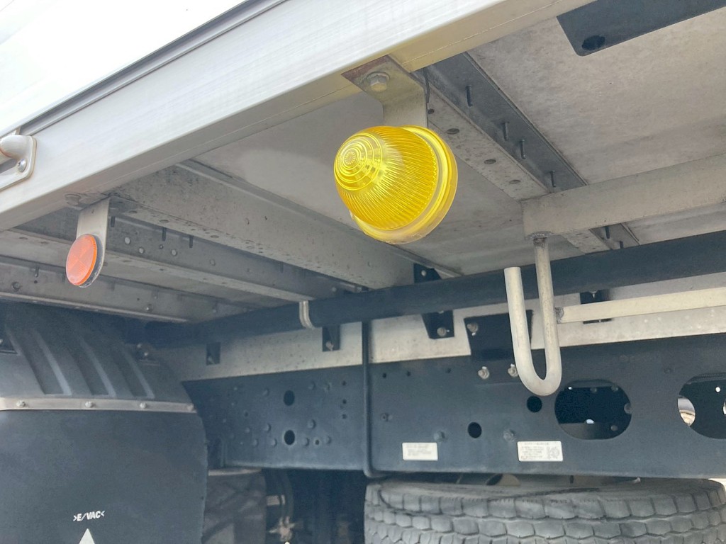 シャーシとネタの状態です。(縦ネタ・横ネタはアルミ製です)|三菱 ファイター 2KG-FK64F(2WD)の写真6