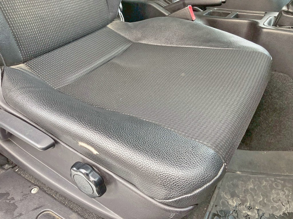 運転席座面にヘタリ・破れがあります。|三菱 ファイター 2KG-FK64F(2WD)の写真8