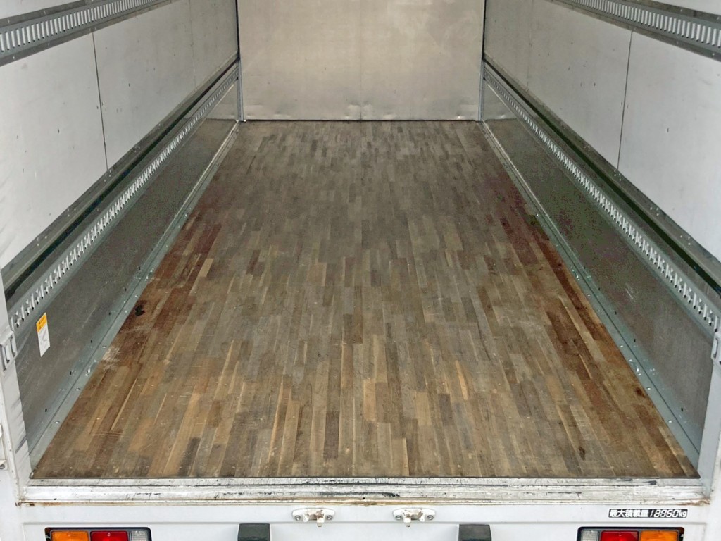 床は板張りです。|三菱 ファイター 2KG-FK64F(2WD)の写真11