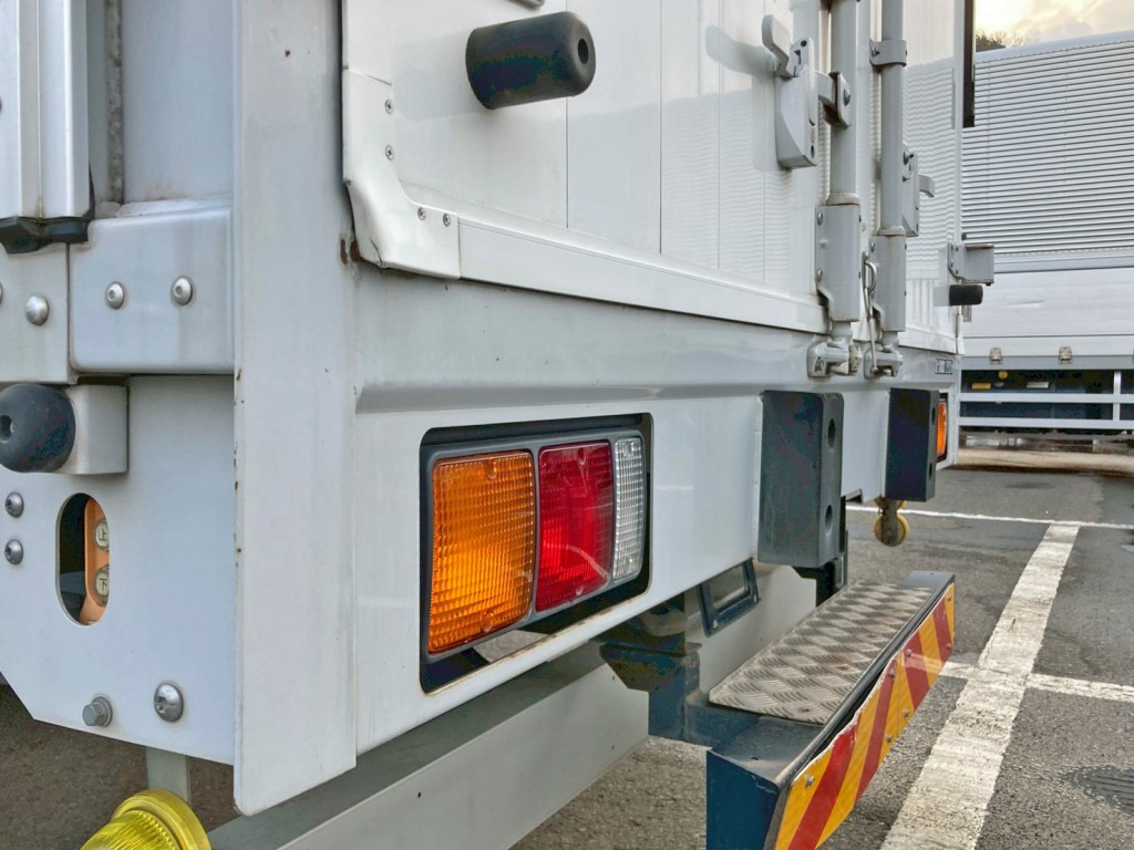 助手席側リヤドア角に曲がりがあります。|三菱 ファイター 2KG-FK64F(2WD)の写真13