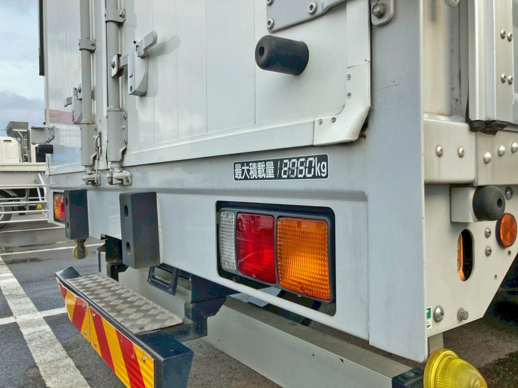 運転席側リヤドア角に曲がりがあります。|三菱 ファイター 2KG-FK64F(2WD)の写真14