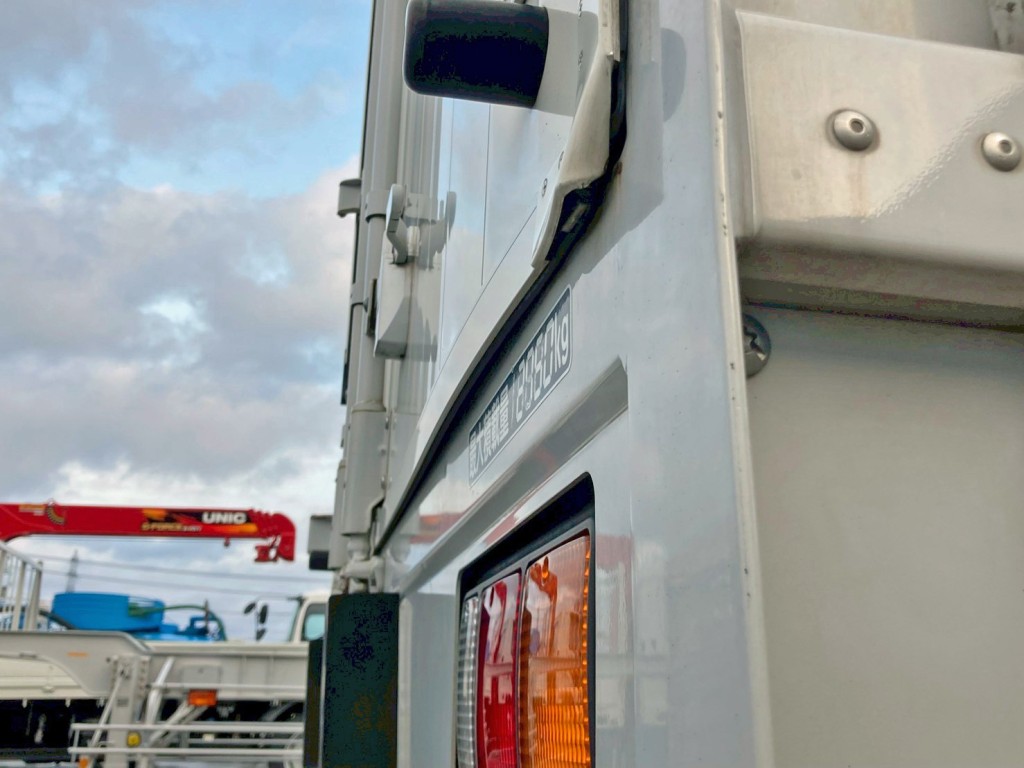 運転席側リヤドアに少々膨らみがあります。|三菱 ファイター 2KG-FK64F(2WD)の写真15