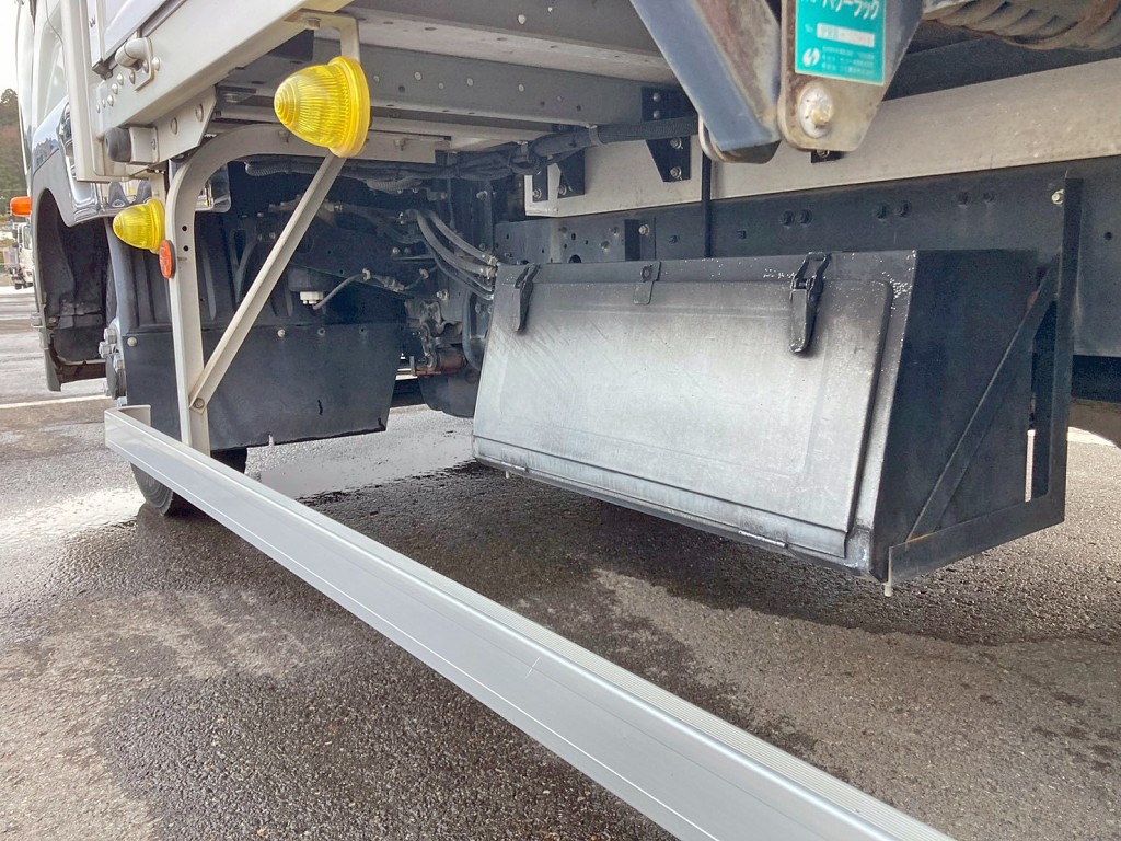 ボディー助手席側前方に工具箱が付いています。|三菱 ファイター 2KG-FK64F(2WD)の写真18