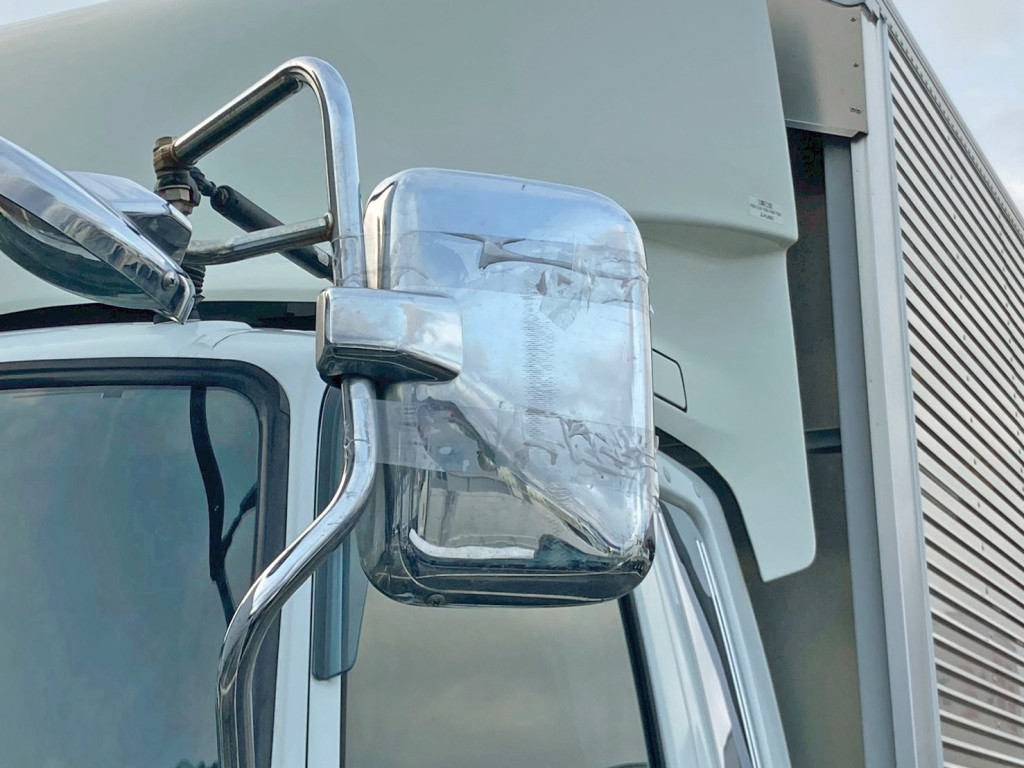 助手席側サイドミラー取付部に割れがあります。|三菱 ファイター 2KG-FK64F(2WD)の写真19