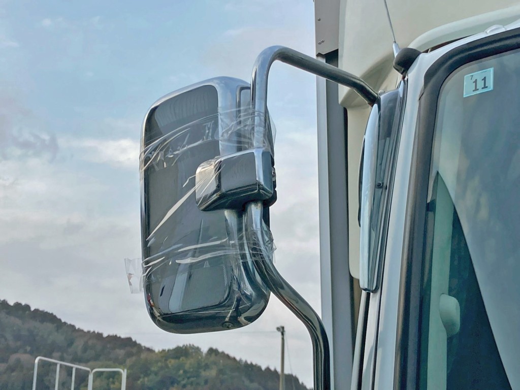運転席側サイドミラー取付部に割れがあります。|三菱 ファイター 2KG-FK64F(2WD)の写真20