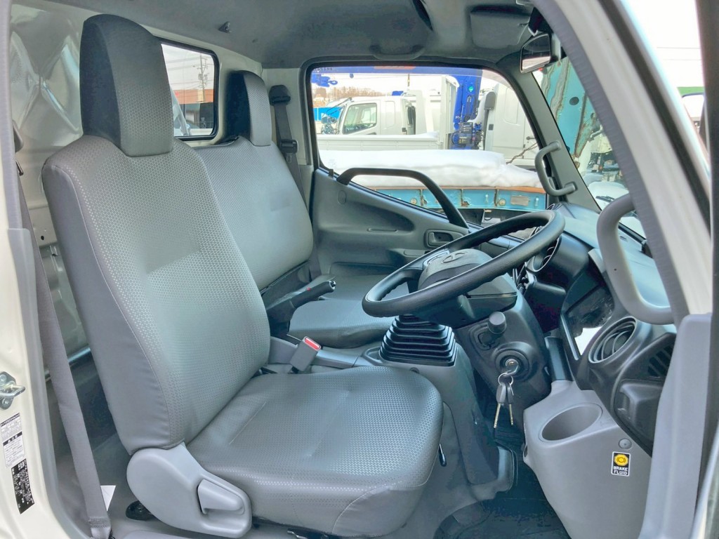 乗車定員は3名です。|日野 デュトロ 2DG-XZU685M(4WD)の写真8
