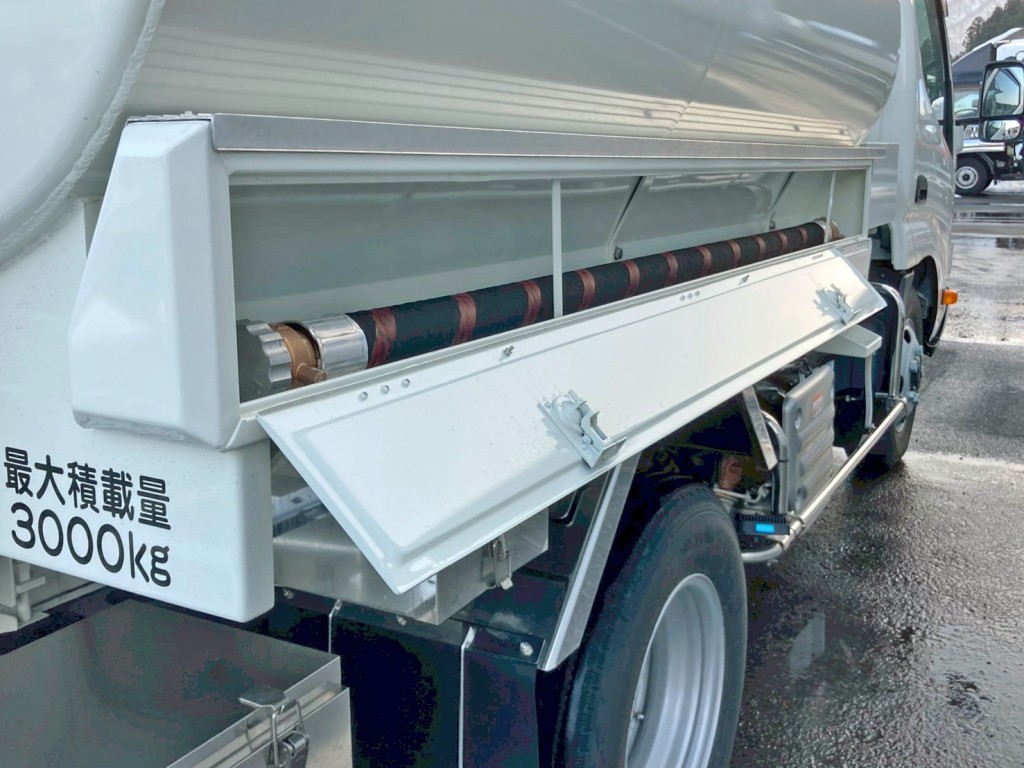 運転席側のホースの状態です。|日野 デュトロ 2DG-XZU685M(4WD)の写真17