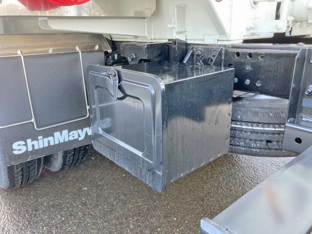 助手席側後方に工具箱が付いています。|日野 デュトロ 2DG-XZU685M(4WD)の写真23