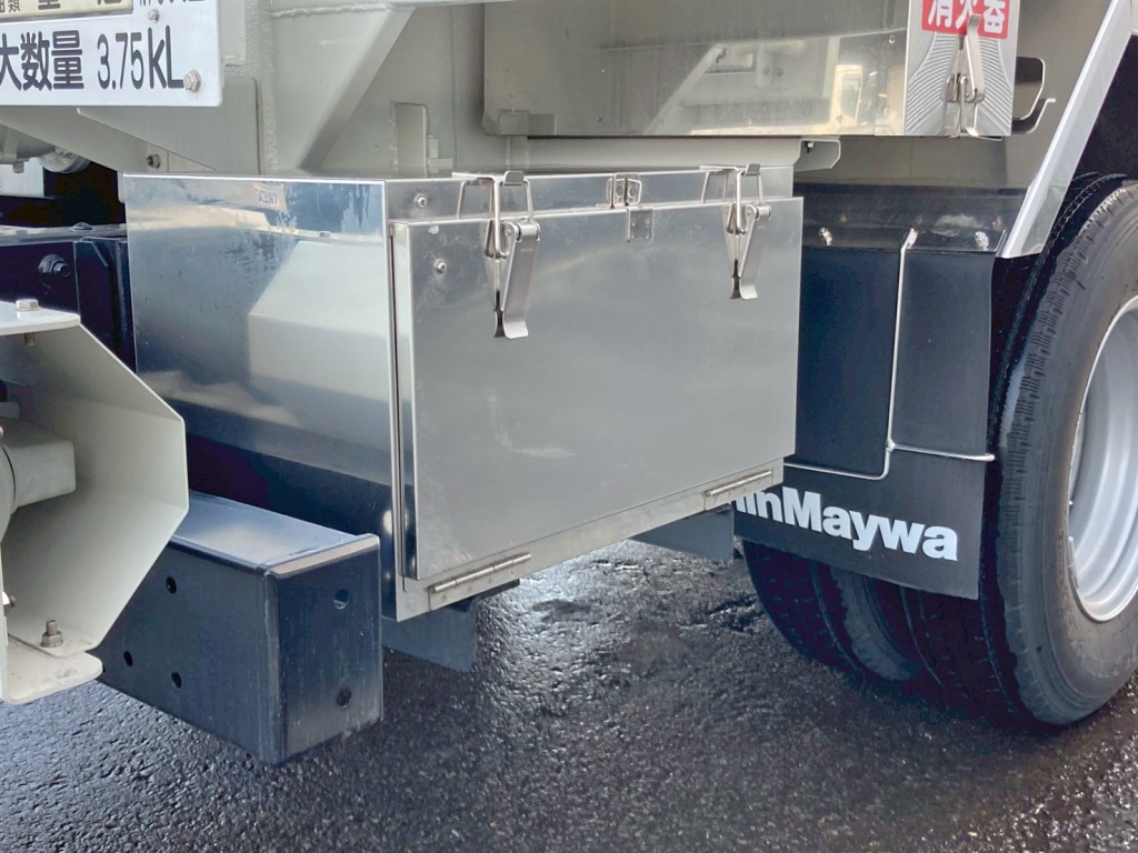 運転席側後方にステンレス製の工具箱が付いています。|日野 デュトロ 2DG-XZU685M(4WD)の写真24