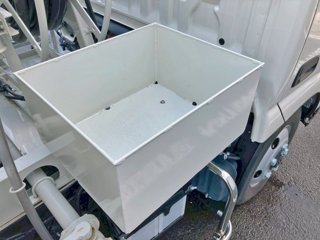 運転席側に物入れが付いています。|日野 デュトロ 2DG-XZU685M(4WD)の写真26