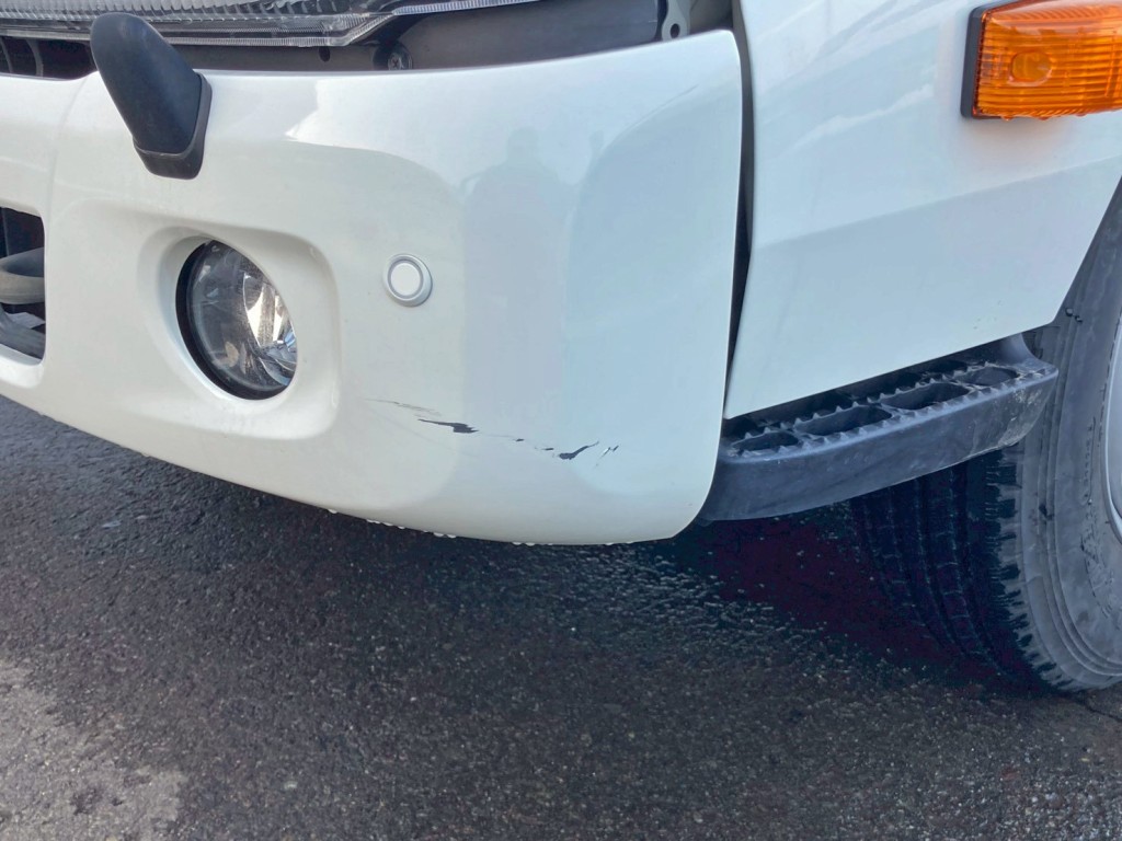 フロントバンパー助手席側にキズがあります。|日野 デュトロ 2DG-XZU685M(4WD)の写真27