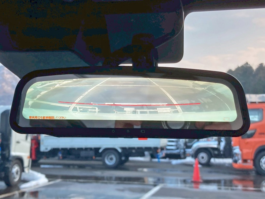 ルームミラーはバックモニターに切り替わります。|日野 デュトロ 2DG-XZU685M(4WD)の写真32