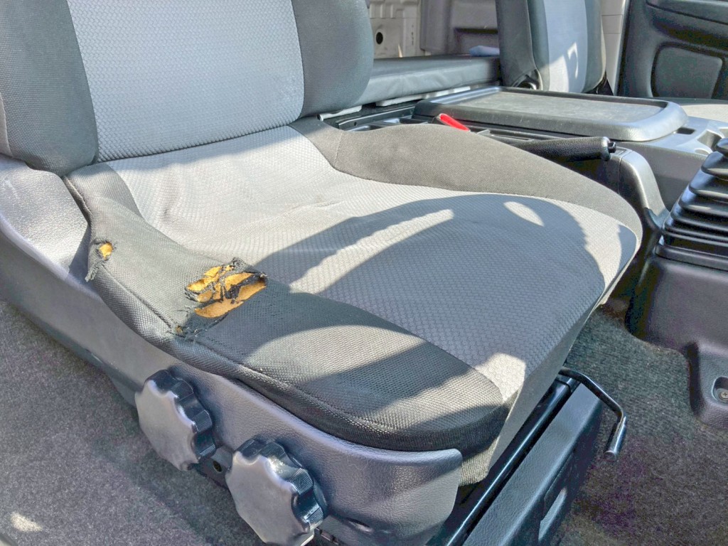 運転席座面にヘタリ・破れがあります。|日野 レンジャー TKG-FD9JMAA(2WD)の写真8