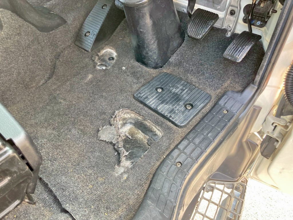 運転席足元にエグレがあります。|日野 レンジャー TKG-FD9JMAA(2WD)の写真10