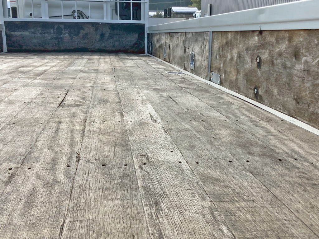 床板中央運転席側に隆起箇所があります。|日野 レンジャー TKG-FD9JMAA(2WD)の写真12