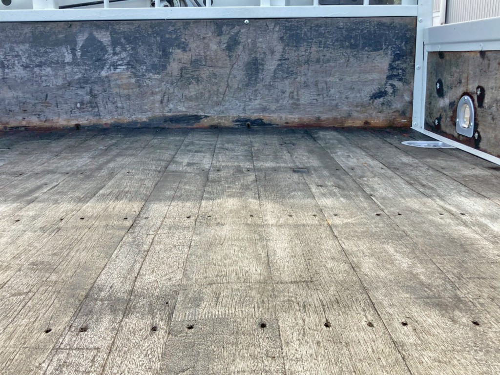 床板前方中央部に隆起箇所があります。|日野 レンジャー TKG-FD9JMAA(2WD)の写真13