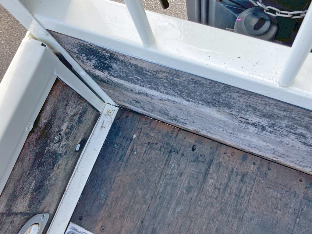 プロテクター助手席側に少々スキマがあります。|日野 レンジャー TKG-FD9JMAA(2WD)の写真15