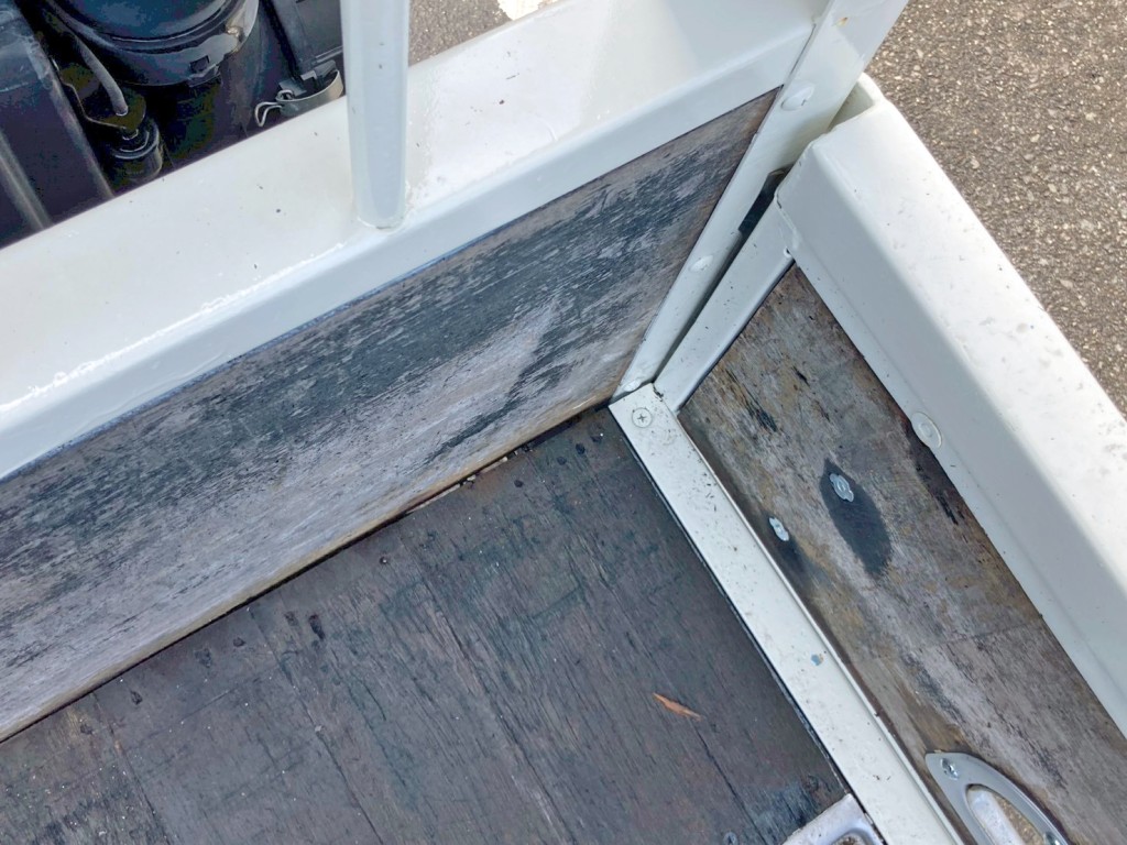 プロテクター運転席側に少々スキマがあります。|日野 レンジャー TKG-FD9JMAA(2WD)の写真16