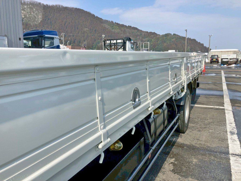 助手席側アオリ前方上部にヘコミがあります。|日野 レンジャー TKG-FD9JMAA(2WD)の写真20