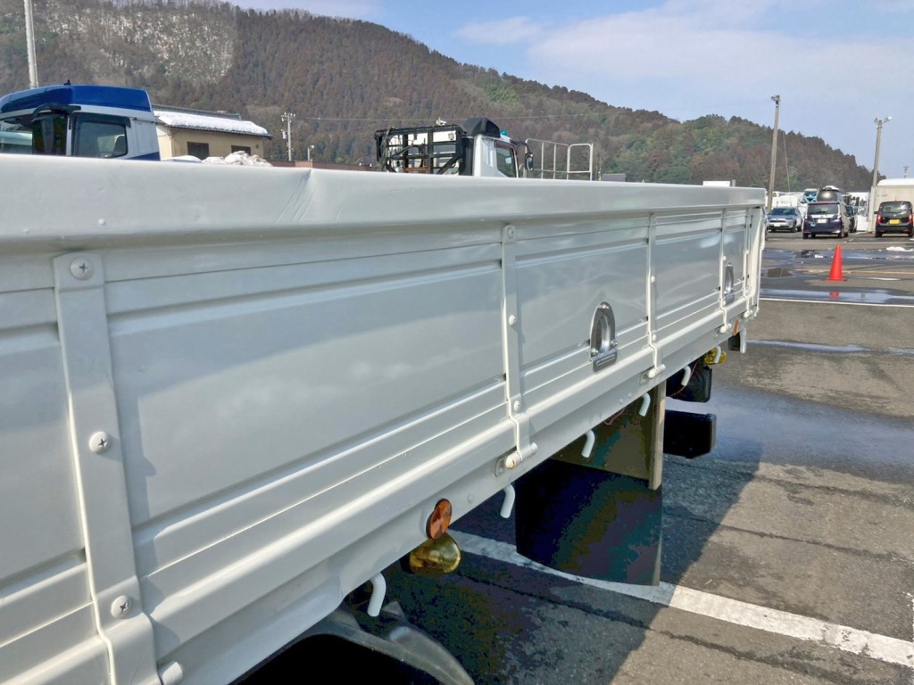 助手席側アオリ後方上部にヘコミがあります。|日野 レンジャー TKG-FD9JMAA(2WD)の写真21