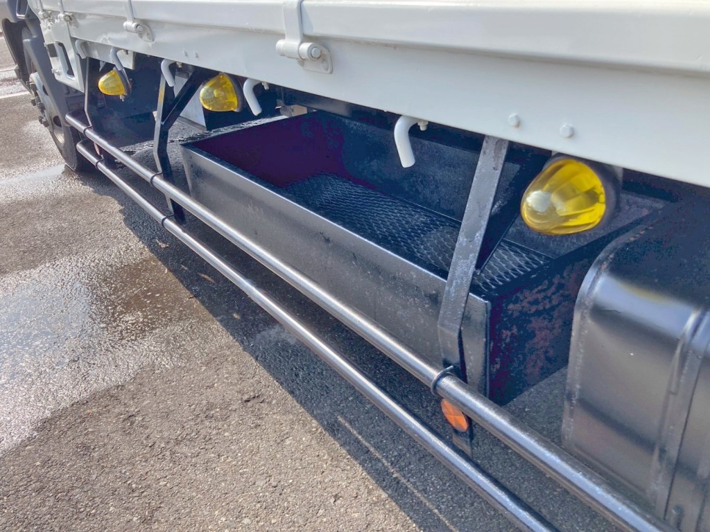 ボディー助手席側前方にりん木入れが付いています。|日野 レンジャー TKG-FD9JMAA(2WD)の写真22