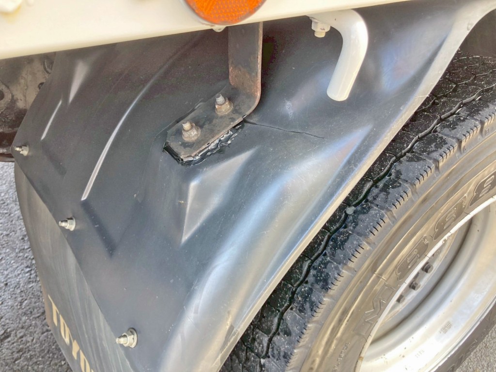 運転席側リヤフェンダーに割れがあります。|日野 レンジャー TKG-FD9JMAA(2WD)の写真23