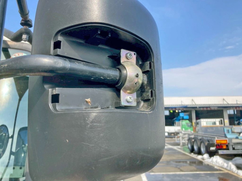 助手席側サイドミラー取り付け部に割れがあります。|日野 レンジャー TKG-FD9JMAA(2WD)の写真24