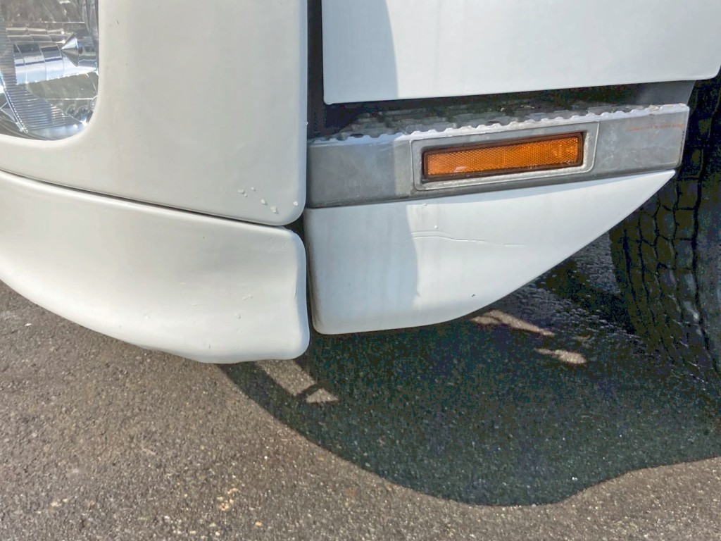 フロントバンパー助手席側に歪み・ステップカバーに引きキズがあります。|日野 レンジャー TKG-FD9JMAA(2WD)の写真25