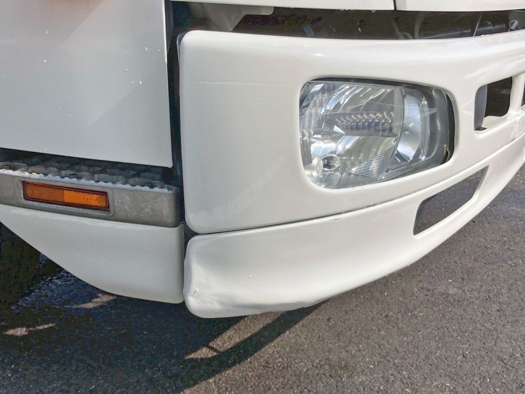 フロントバンパー運転席側上部に引きキズ・下部に歪みがあります。|日野 レンジャー TKG-FD9JMAA(2WD)の写真26