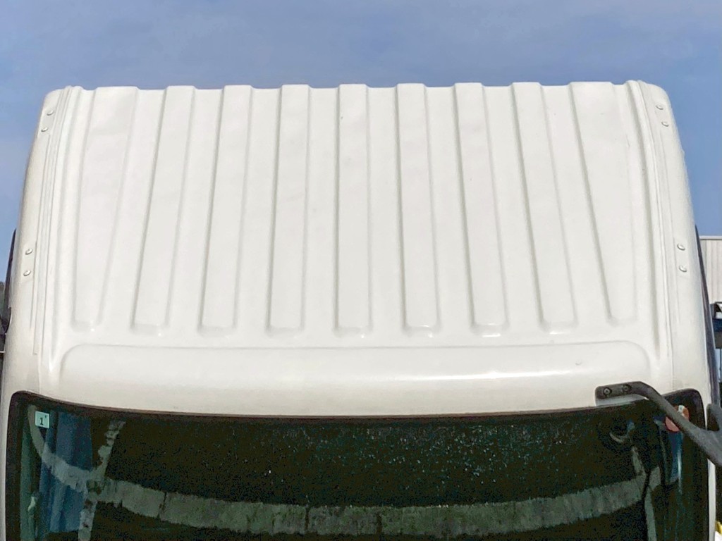 ルーフ全体にヘコミがあります。|日野 レンジャー TKG-FD9JMAA(2WD)の写真32