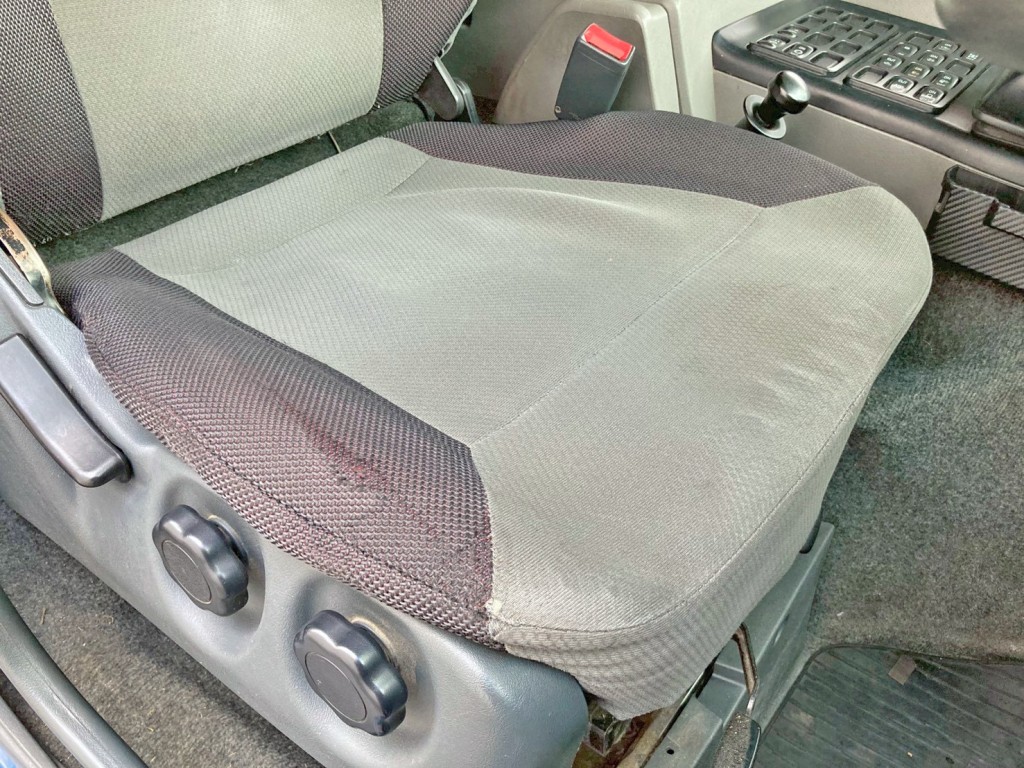 運転席座面にヘタリ・スレがあります。|三菱 スーパーグレート QKG-FV60VJRの写真9