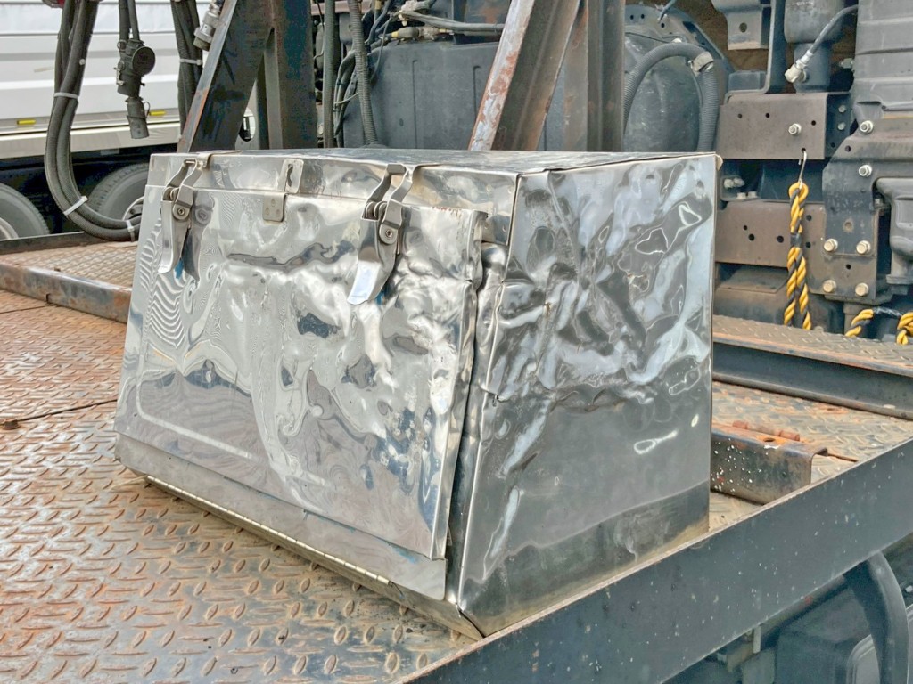 踊り場前方運転席側にステンレス製の工具箱が付いています。(工具箱全体に歪みがあります)|三菱 スーパーグレート QKG-FV60VJRの写真11