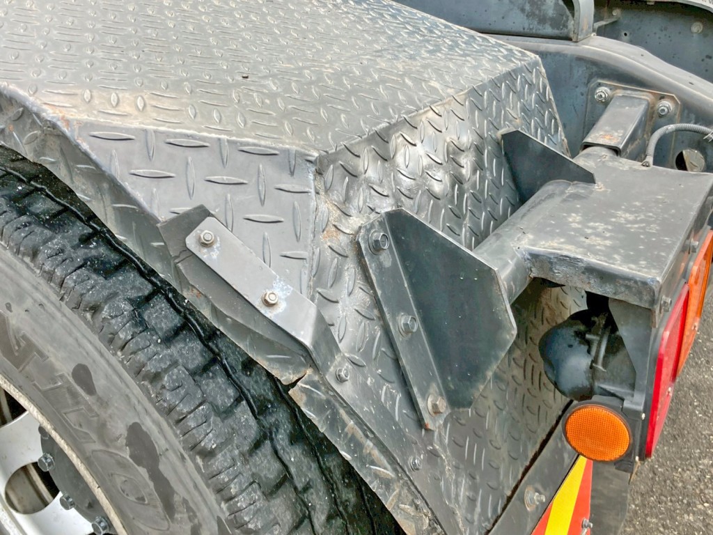 助手席側リヤフェンダー後方にヘコミ・割れがあります。|三菱 スーパーグレート QKG-FV60VJRの写真18