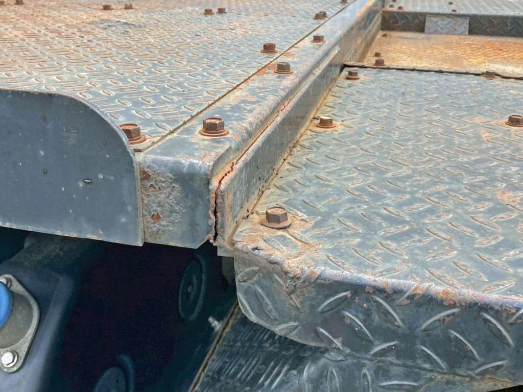 踊り場助手席側の段差部分に亀裂があります。|三菱 スーパーグレート QKG-FV60VJRの写真19