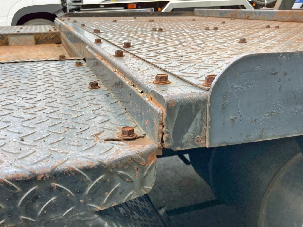 踊り場運転席側の段差部分に亀裂があります。|三菱 スーパーグレート QKG-FV60VJRの写真20