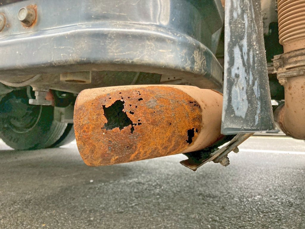 マフラーのテールパイプに腐食・穴あきがあります。|三菱 スーパーグレート QKG-FV60VJRの写真21