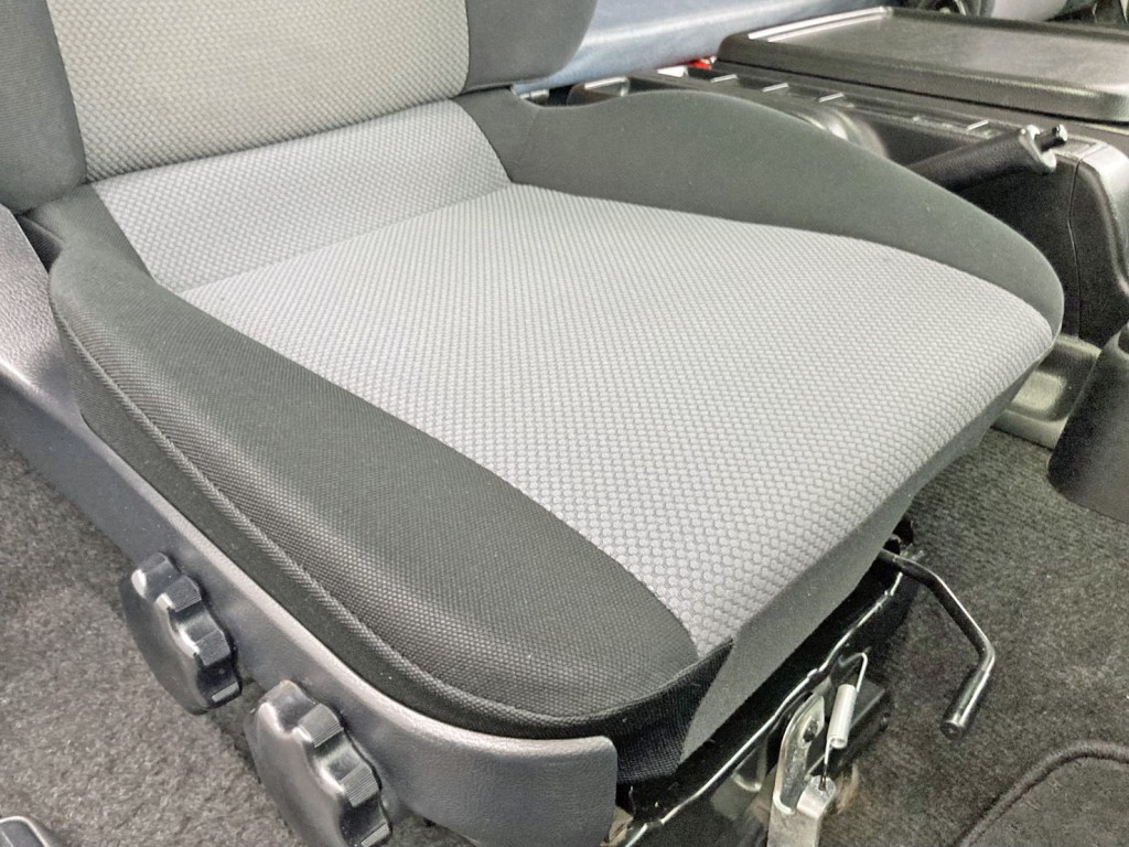 運転席座面にヘタリがあります。|日野 レンジャー QKG-FE7JLAAの写真8