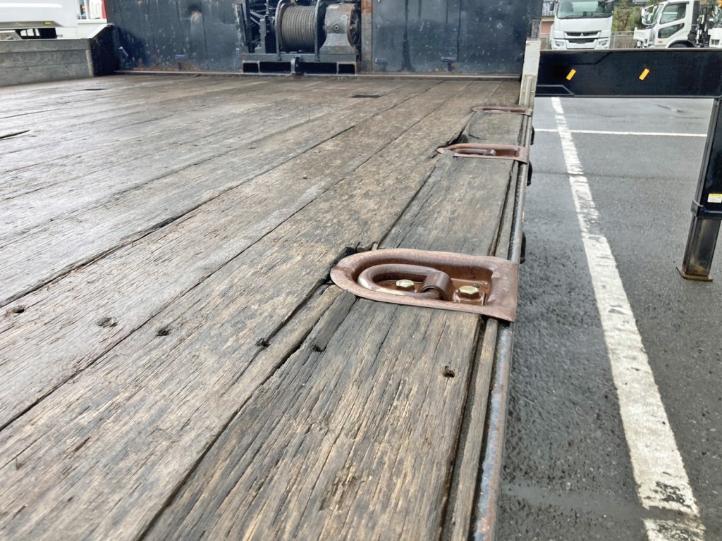 床板前方運転席側に割れがあります。|日野 レンジャー QKG-FE7JLAAの写真10