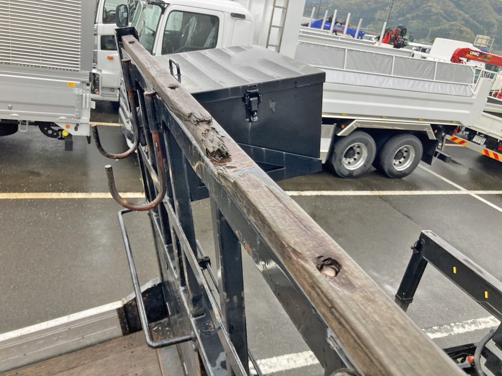 プロテクターに中央上部の受け木に割れがあります。|日野 レンジャー QKG-FE7JLAAの写真12