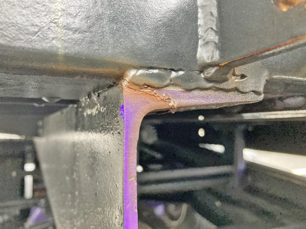 運転席側縦ネタ最前部に亀裂があります。|日野 レンジャー QKG-FE7JLAAの写真14