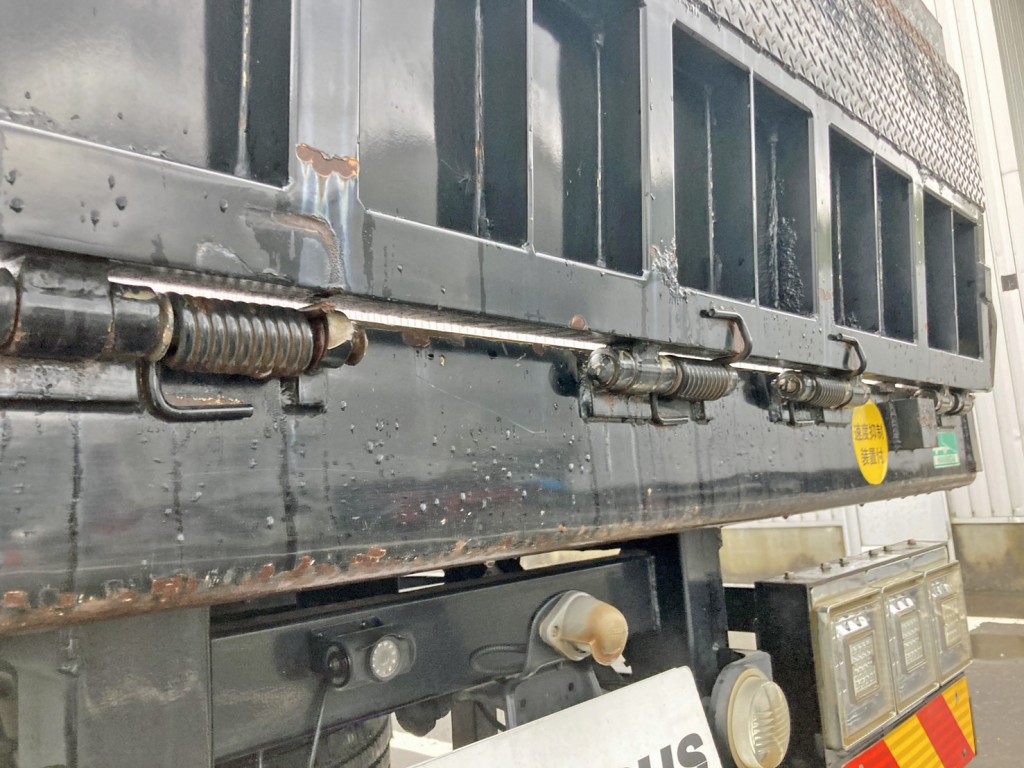 歩みの補助スプリングに折れがあります。|日野 レンジャー QKG-FE7JLAAの写真20