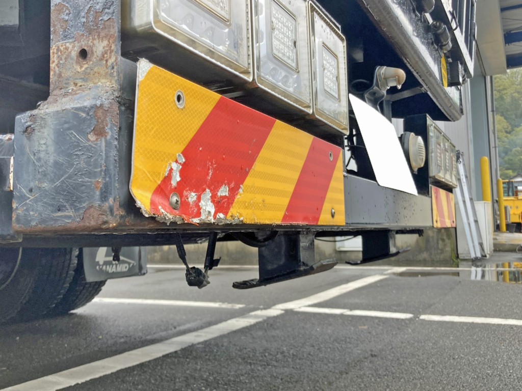 助手席側反射板に曲がり・留め具欠品しています。|日野 レンジャー QKG-FE7JLAAの写真21